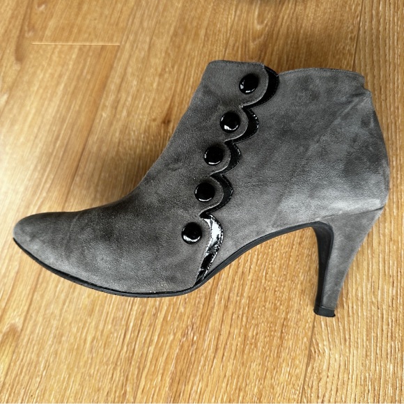 Spanish leather bootie, grey suede with black patent trim. Size 9.5 - Picture 6 of 6